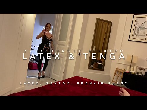❤️ Jaruma mai jajayen kaya sanye da rigar latex mai cin duri ❌ bidiyon tsutsa ☑