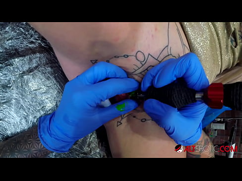 ❤️ Sully Savage mai tsananin jarfa ta yi tattoo a kan kwarin ta ❌ bidiyon tsutsa ☑